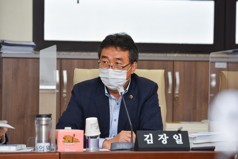 201112 김장일 의원, 경기신용보증재단 행감서 코로나19 격무에 대한 보상지급 촉구.jpg