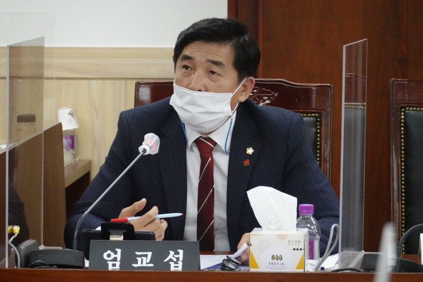 201117 엄교섭 의원, 광교신청사 방송장비 선정절차 문제 집중질의.JPG