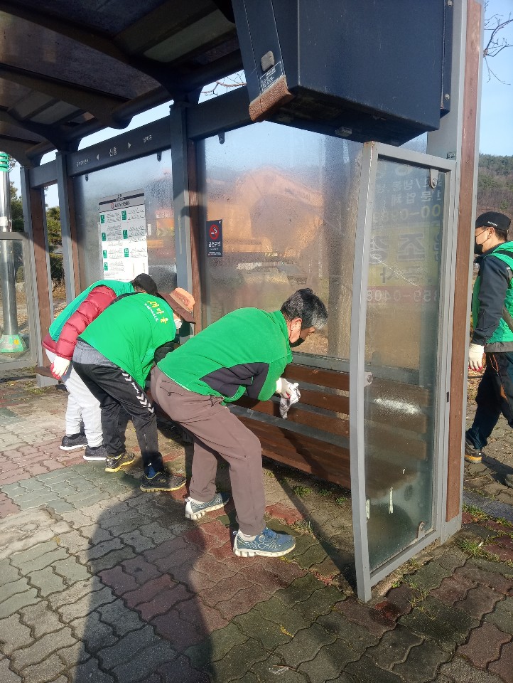 동부동 새마을지도자협의회 버스승강장 방역1.JPG