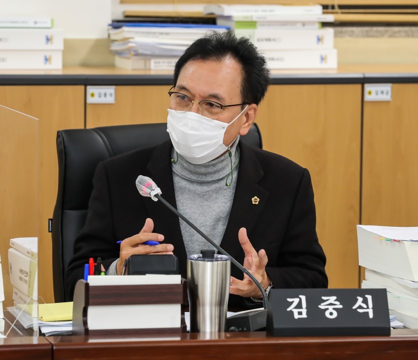 201125 김중식 의원, 구내정보통신망 운영 예산과 관련해 질타.jpg