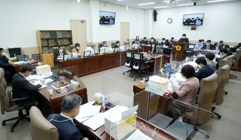 201125 교육행정위원회, 21년도 경기교육 예산 심의 돌입 (2).JPG