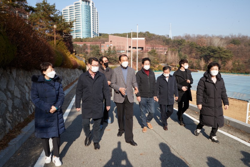 20201126 행정사무감사 현지확인-도시건설위원회(2)-구)하나은행연수원부지 물류창고 예정지 현장.jpg