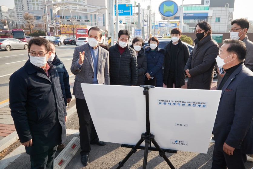 20201126 행정사무감사 현지확인-도시건설위원회(3)-국지도23호 및 보라동 로또판매점 일원 교통혼잡구간.jpg