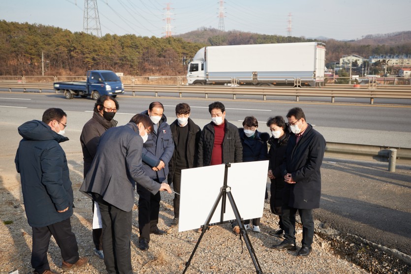 20201126 행정사무감사 현지확인-도시건설위원회(5)-국도45호 교통정체현장 (남사~용인구간).jpg