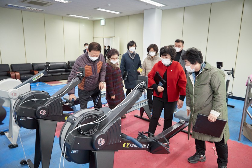 20201127 행정사무감사 현지확인-문화복지위원회(2)-용인시 조정경기장.jpg
