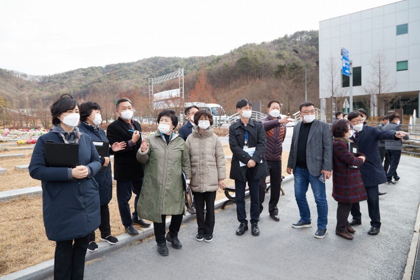 20201127 행정사무감사 현지확인-문화복지위원회(3)-평온의 숲.jpg
