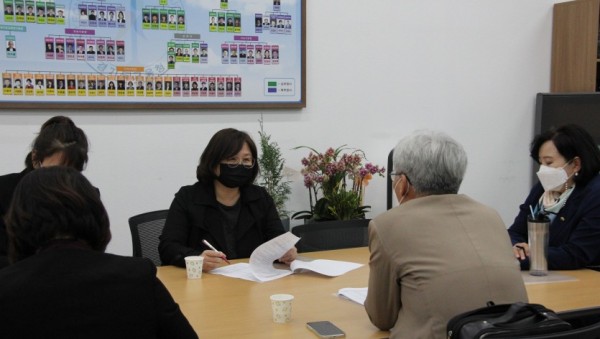 201102김은주 의원, 경기도 자살예방사업관계자들과의 면담사진.jpg