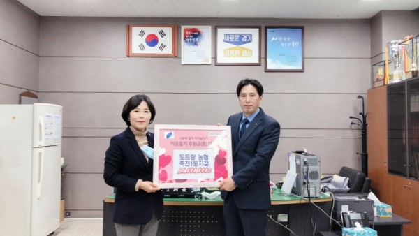 201104_죽전1동 도드람양돈농협 성금 기탁 사진.JPG