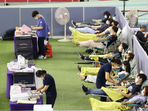 신천지교회_성도가_대구육상진흥센터에서_혈장_공여를_하고_있다_.jpg