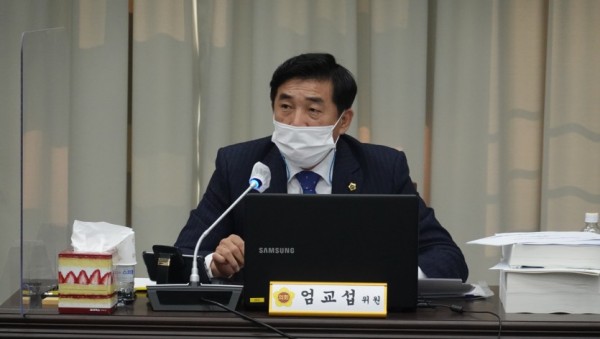 (행감_건설) 엄교섭-위원회 운영 개선안 촉구_사진.jpg