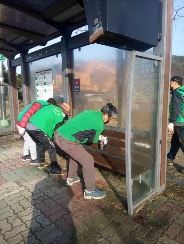 동부동 새마을지도자협의회 버스승강장 방역1.JPG