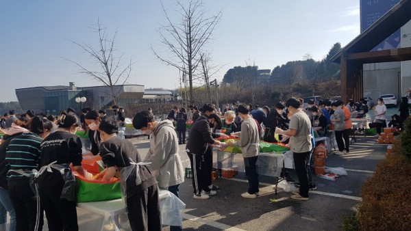 원삼면 헌산중학교 사랑의 김장나눔 행사.jpeg