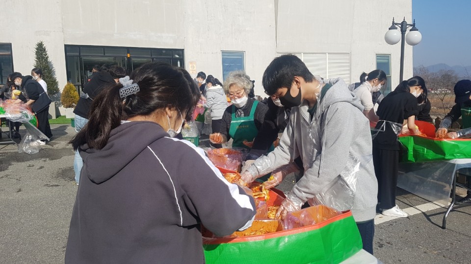 원삼면 헌산중학교 사랑의 김장나눔 행사2.jpeg