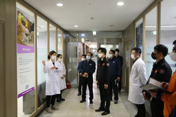 관계자에게 설명을 듣고 있는 용인소방서장.JPG