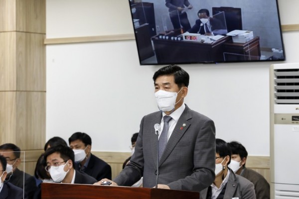 201124 엄교섭 의원, 경기도 모범운전자연합회 활동 지원 조례안 상임위 통과.jpg