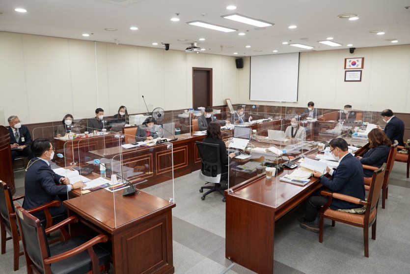 20201202 제249회 제2차 정례회-행감 7일차(2)-자치행정위원회.jpg
