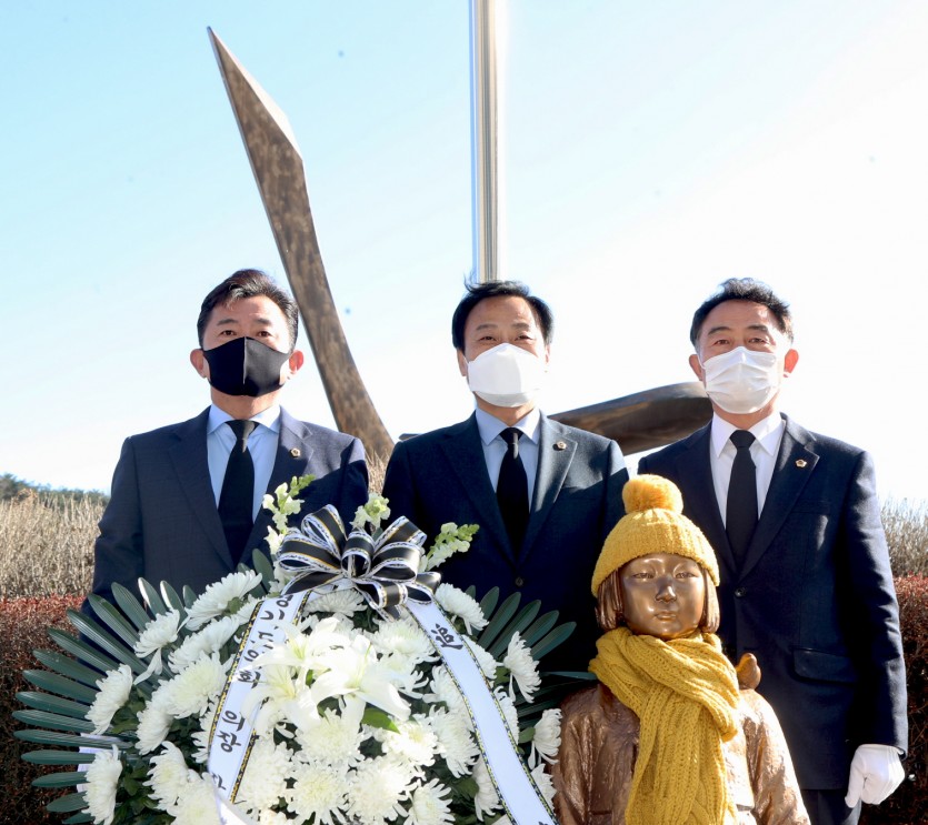 201214 장현국 의장, 경기도의회 평화의 소녀상 건립 2주년 기념 헌화 (3).jpg
