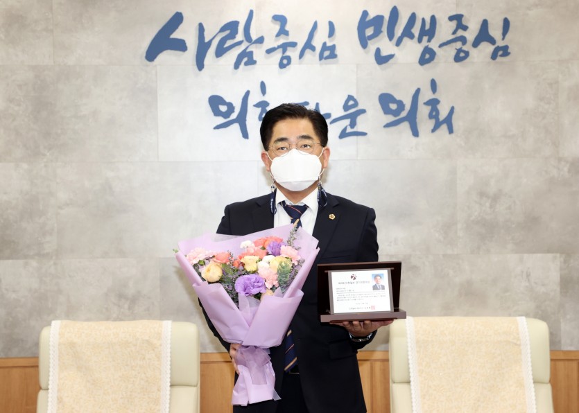 201216 이기형 의원, 인천일보 경기의정대상 수상 (2).jpg