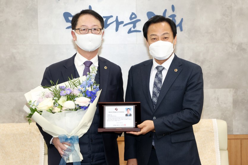 [변경]201217채신덕 의원, 제5회 경기의정대상 의정활동 부문 대상 수상.JPG