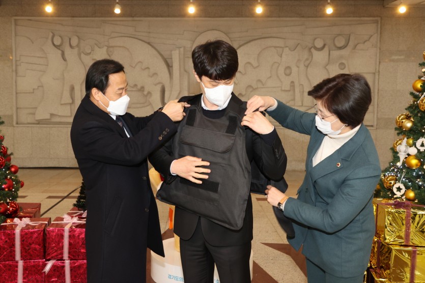201217 장현국 의장, 의회사무처 방호 담당자에 보호장구 선물 (2).jpg