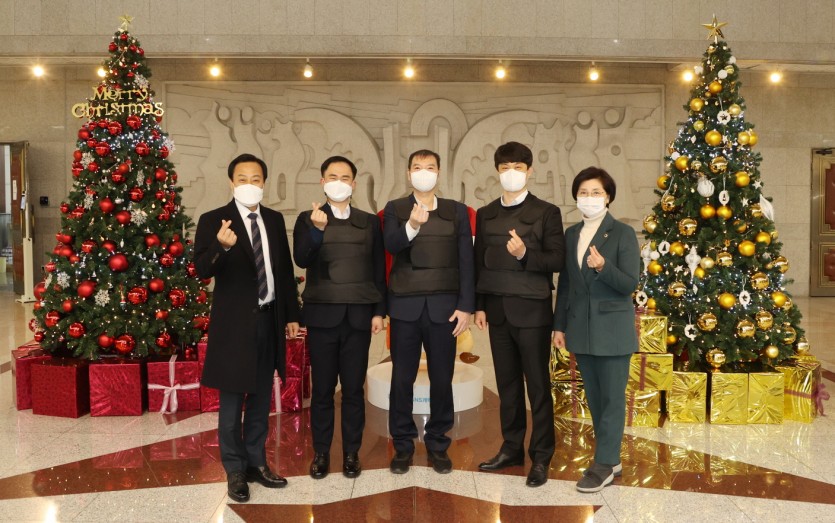 201217 장현국 의장, 의회사무처 방호 담당자에 보호장구 선물 (3).jpg