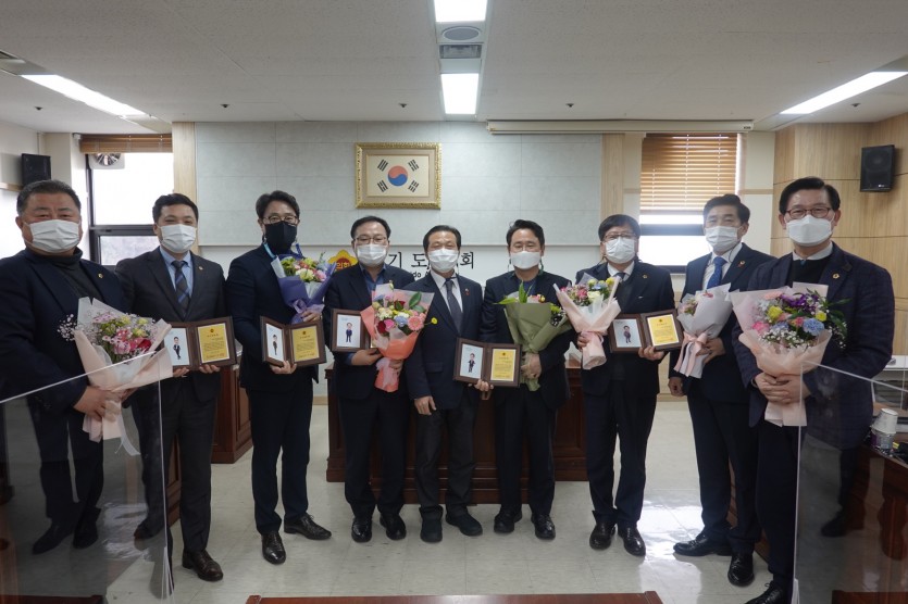 201218 경기도의회 건설교통위원회 2020년 우수의원 선정(사진).jpg