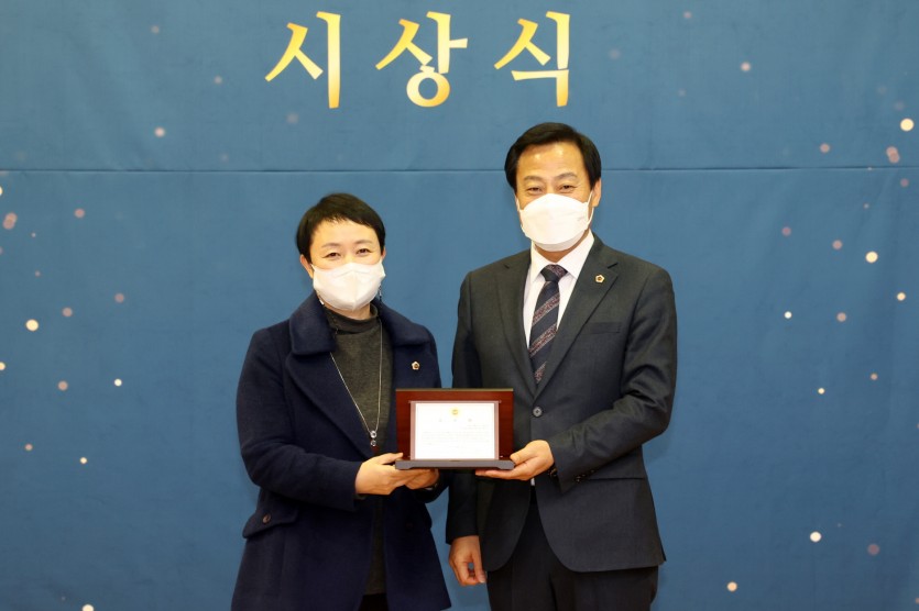 201218 천영미 의원, 경기교통공사 인사청문회 관련 공로패 받아 (1).JPG