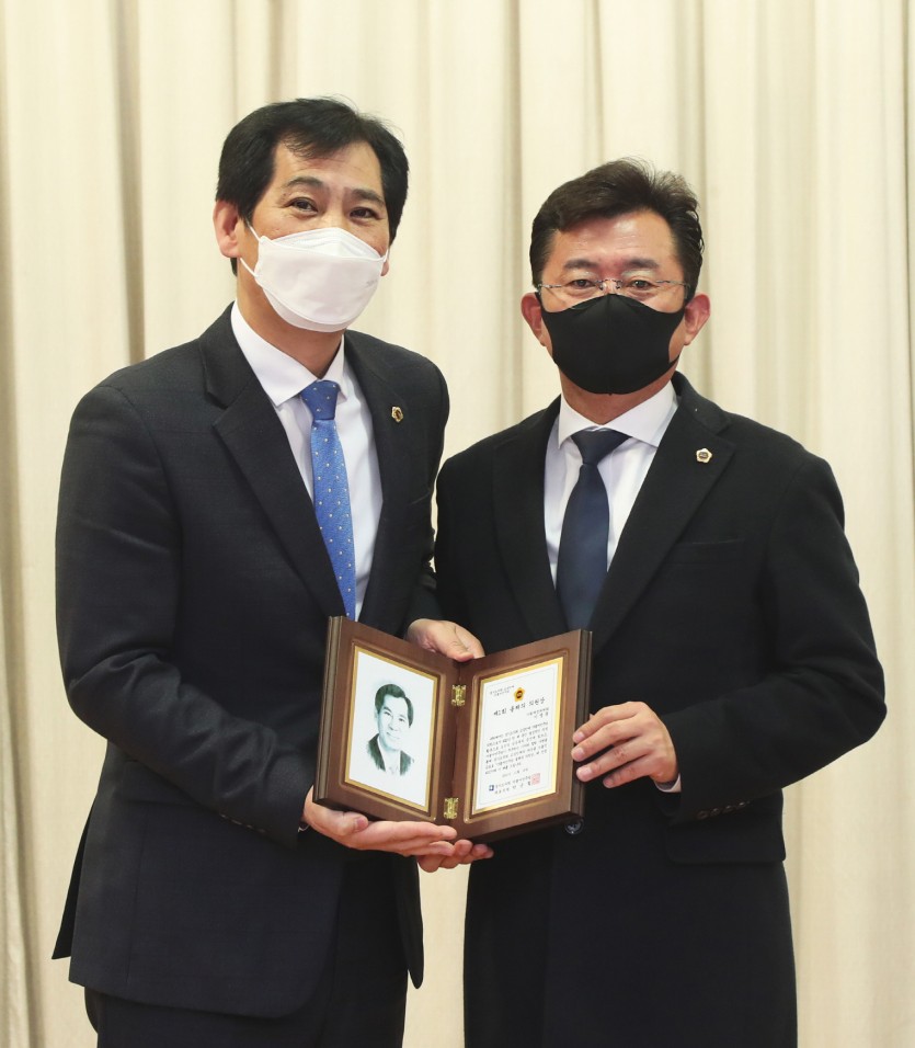 201221 이영봉 의원, 올해의 의원상 수상.JPG