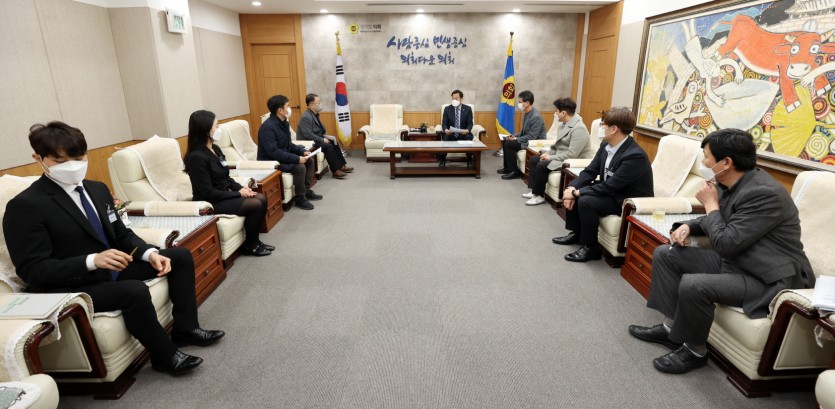 201229 장현국 의장, 코로나19 생활치료센터 근무 예정 직원 격려 (1).jpg