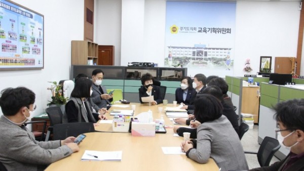 201204 황진희 의원, 성남 소재 중학교 전기안전사과 관련 사안 협의.jpg
