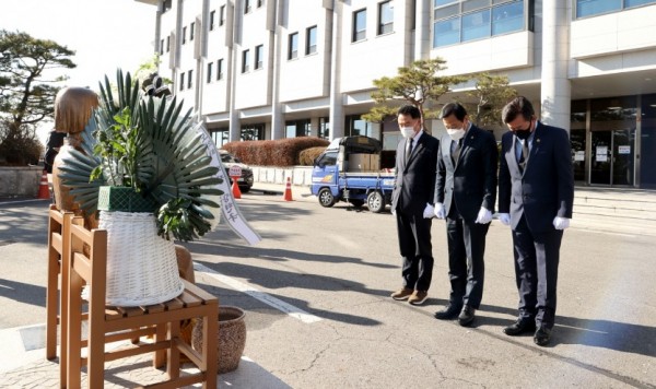 201214 장현국 의장, 경기도의회 평화의 소녀상 건립 2주년 기념 헌화 (1).jpg
