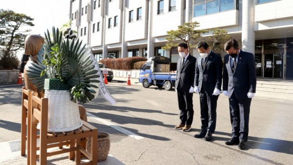 201214 장현국 의장, 경기도의회 평화의 소녀상 건립 2주년 기념 헌화 (1).jpg