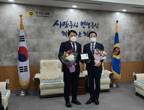 201216 김용찬 의원, 제5회 경기의정대상 우수조례 부문 수상.jpg