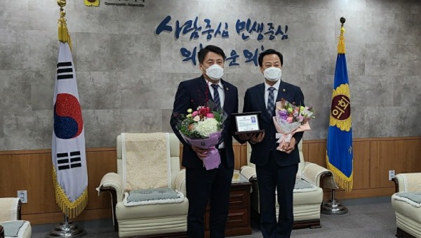 201216 김용찬 의원, 제5회 경기의정대상 우수조례 부문 수상.jpg