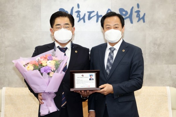 201216 이기형 의원, 인천일보 경기의정대상 수상 (1).jpg