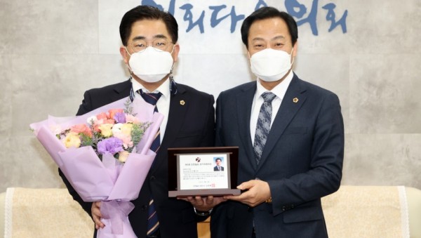 201216 이기형 의원, 인천일보 경기의정대상 수상 (1).jpg