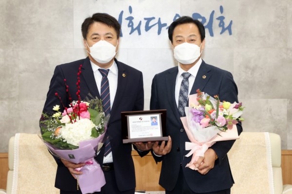 [추가]201216 김용찬 의원, 제5회 경기의정대상 우수조례 부문 수상.JPG