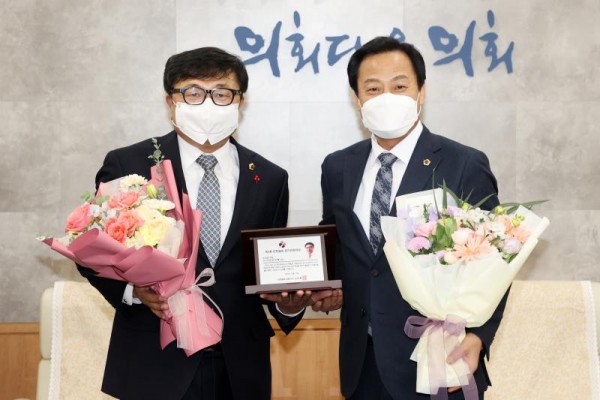 201216 박관열 의원, 제5회 경기의정대상 예산절감 부문 대상 수상.jpg