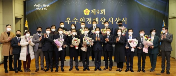 201217 도의원 14명, 제9회 우수의정대상 수상.jpg