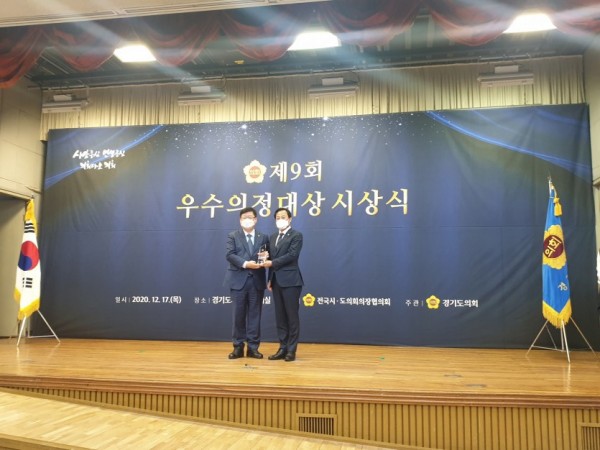 201217 이선구 의원, ‘제9회 우수의정대상’ 수상.jpg