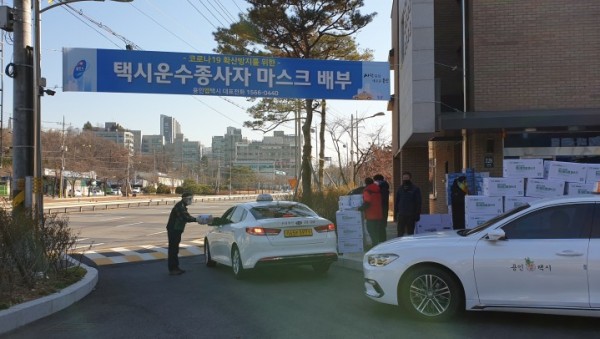 201218_용인시, 관내 택시 1923대에 마스크 9만 8510장 보급_사진(1).jpg