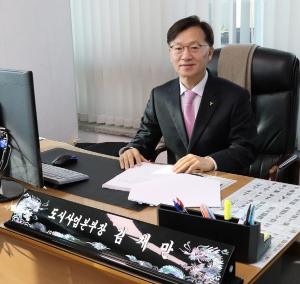 도시사업본부장_대표사진.jpg