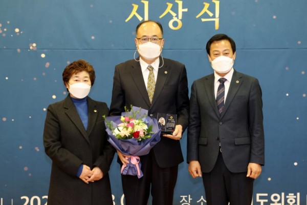 201218 이종인 의원, ‘행정사무감사 우수의원’수상 (1).JPG