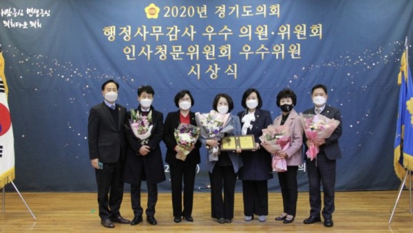 201218 교육기획위, 행정사무감사 최우수의원 상패 수여 (1).jpg
