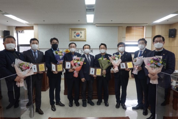 201218 경기도의회 건설교통위원회 2020년 우수의원 선정(사진).jpg