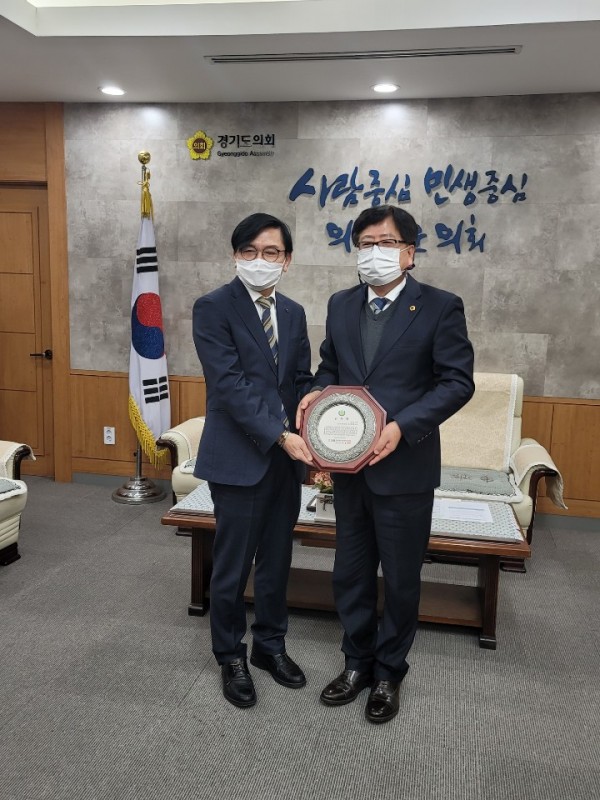 201218 조광희 의원, 5.18민주화운동부상자회로부터 감사패 받아_사진.jpg