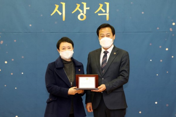201218 천영미 의원, 경기교통공사 인사청문회 관련 공로패 받아 (1).JPG