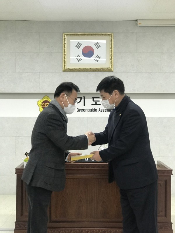 201218 윤용수 의원, 안전행정위원회‘2020 행정사무감사 우수위원’공로패 수상 (1).jpg