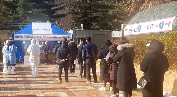 (사진) 임시 선별검사소에서 검사를 받기 위해 대기하고 있는 시민들.jpg