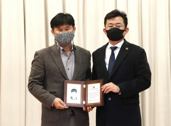 201221 김경호 의원, 경기도의회 더민주 올해의 의원상 수상 (1).jpg